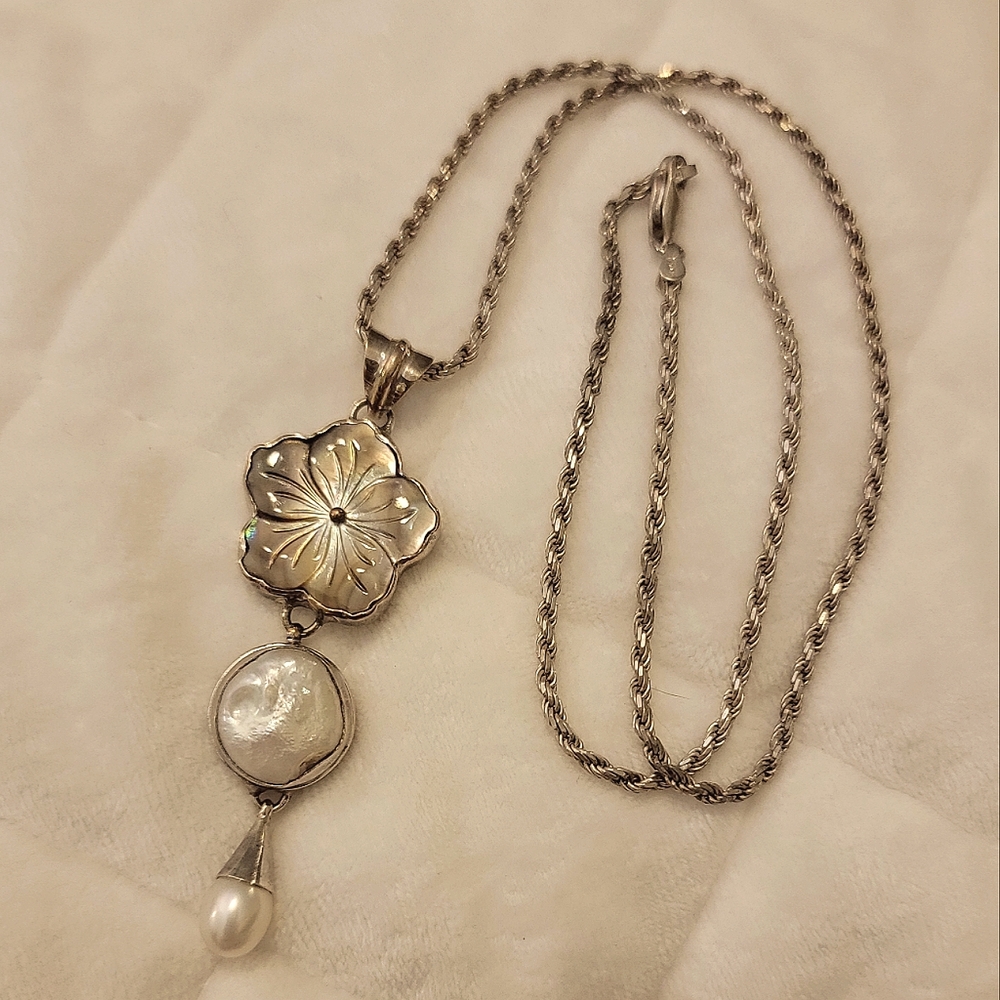 Stunning Sterling Silver Carved MOP & Pearl Flower Necklace - Picture 6 of 12